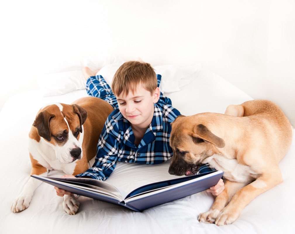 Pet reading 5. Семья с собакой. Чтение с собакой. Школьник с собакой. Иметь собаку.
